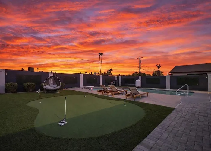 Glimmer-sparkling Pool & Mini Golf-near Old Town Holiday home Scottsdale