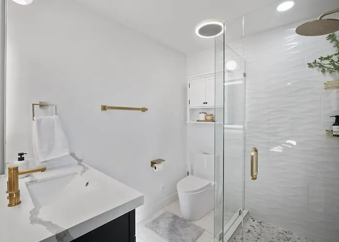 Glimmer-sparkling Pool & Mini Golf-near Old Town Holiday home *