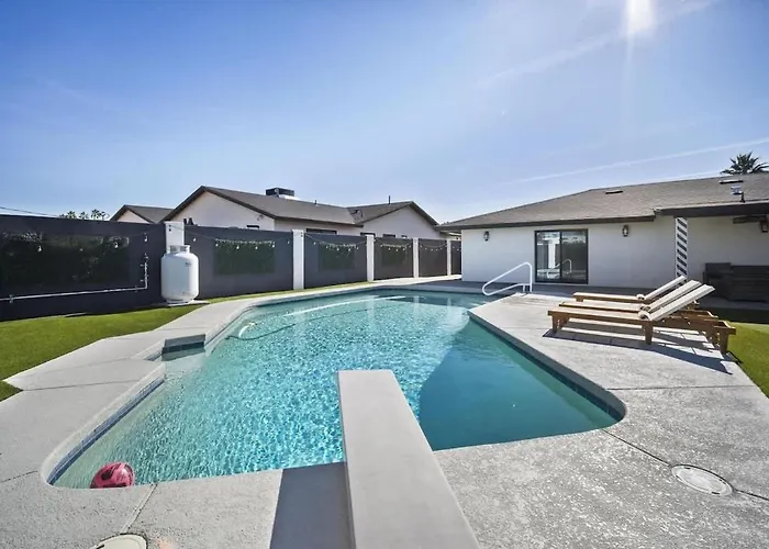 Glimmer-sparkling Pool & Mini Golf-near Old Town Holiday home *